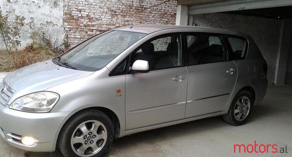 2003' Toyota Avensis Verso photo #1