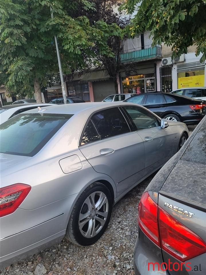 2012' Mercedes-Benz E 220 photo #6