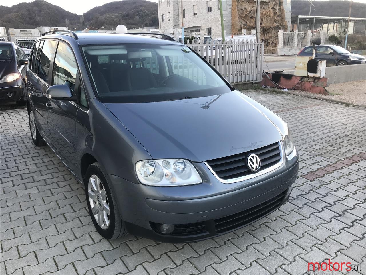 2004' Volkswagen Touran photo #2