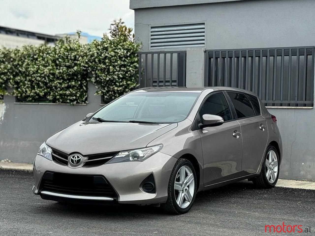 2005' Toyota Auris photo #1