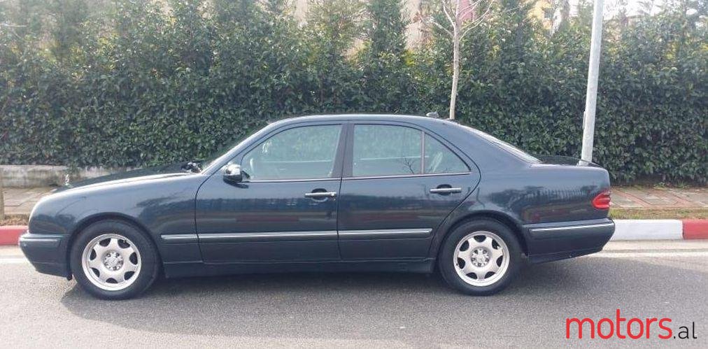 2001' Mercedes-Benz E 220 photo #1