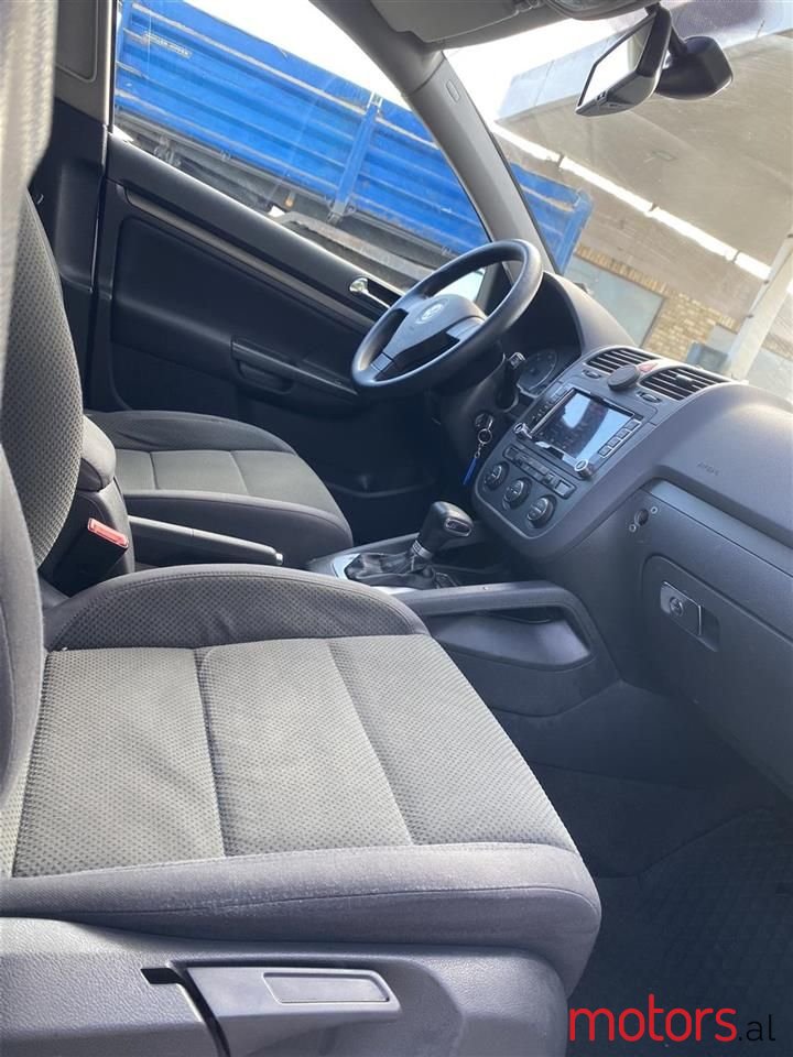 2005' Volkswagen Golf photo #2