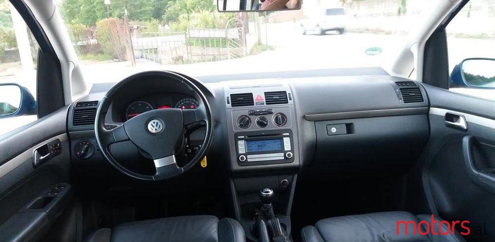 2007' Volkswagen Touran photo #2