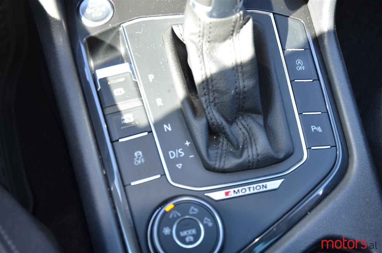 2017' Volkswagen Tiguan photo #3