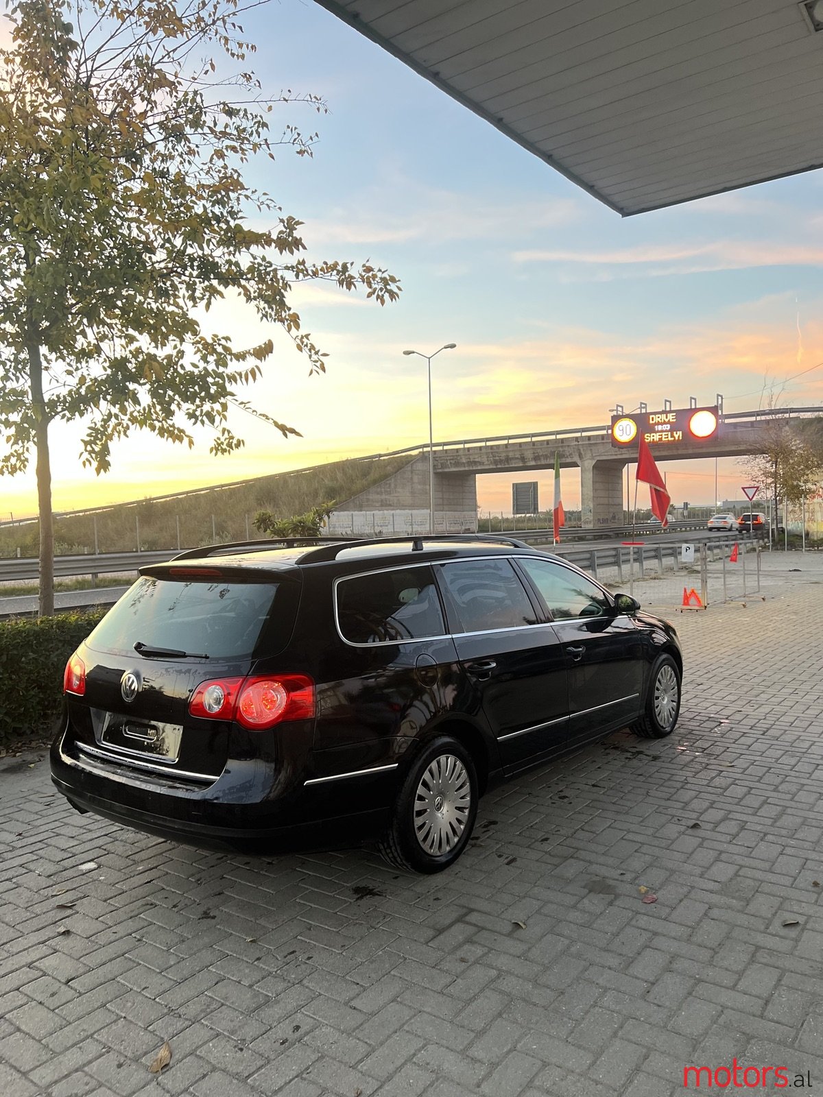 2010' Volkswagen Passat photo #3