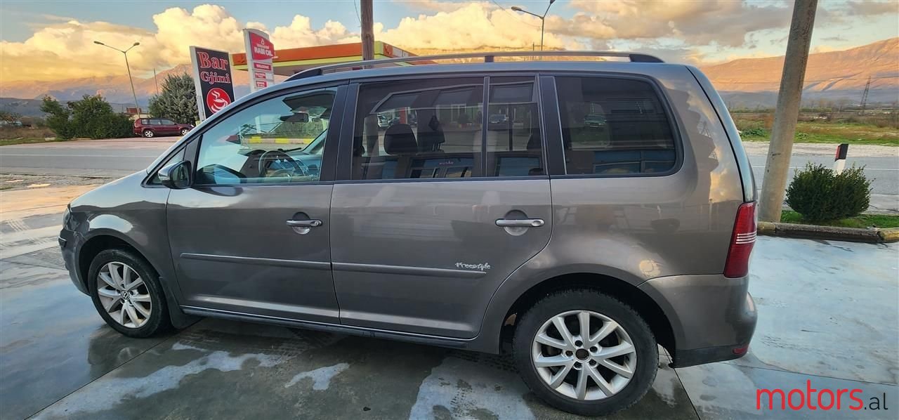 2010' Volkswagen Touran photo #5