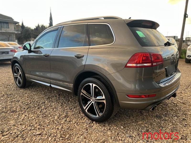 2014' Volkswagen Touareg photo #4