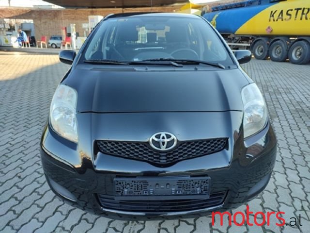 2011' Toyota Yaris photo #1