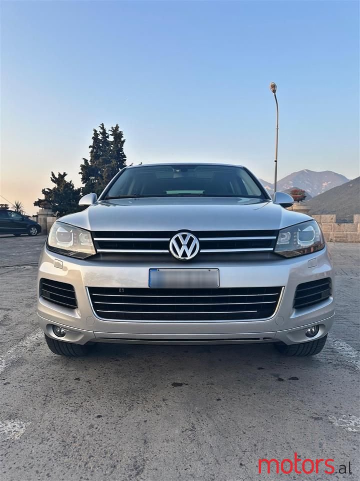 2013' Volkswagen Touareg photo #1