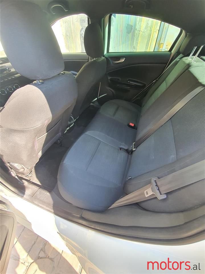 2012' Alfa Romeo Giulietta photo #3