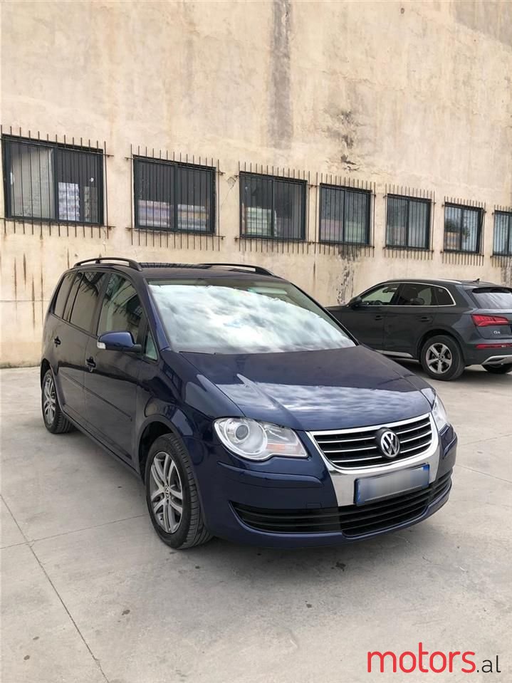 2008' Volkswagen Touran photo #3