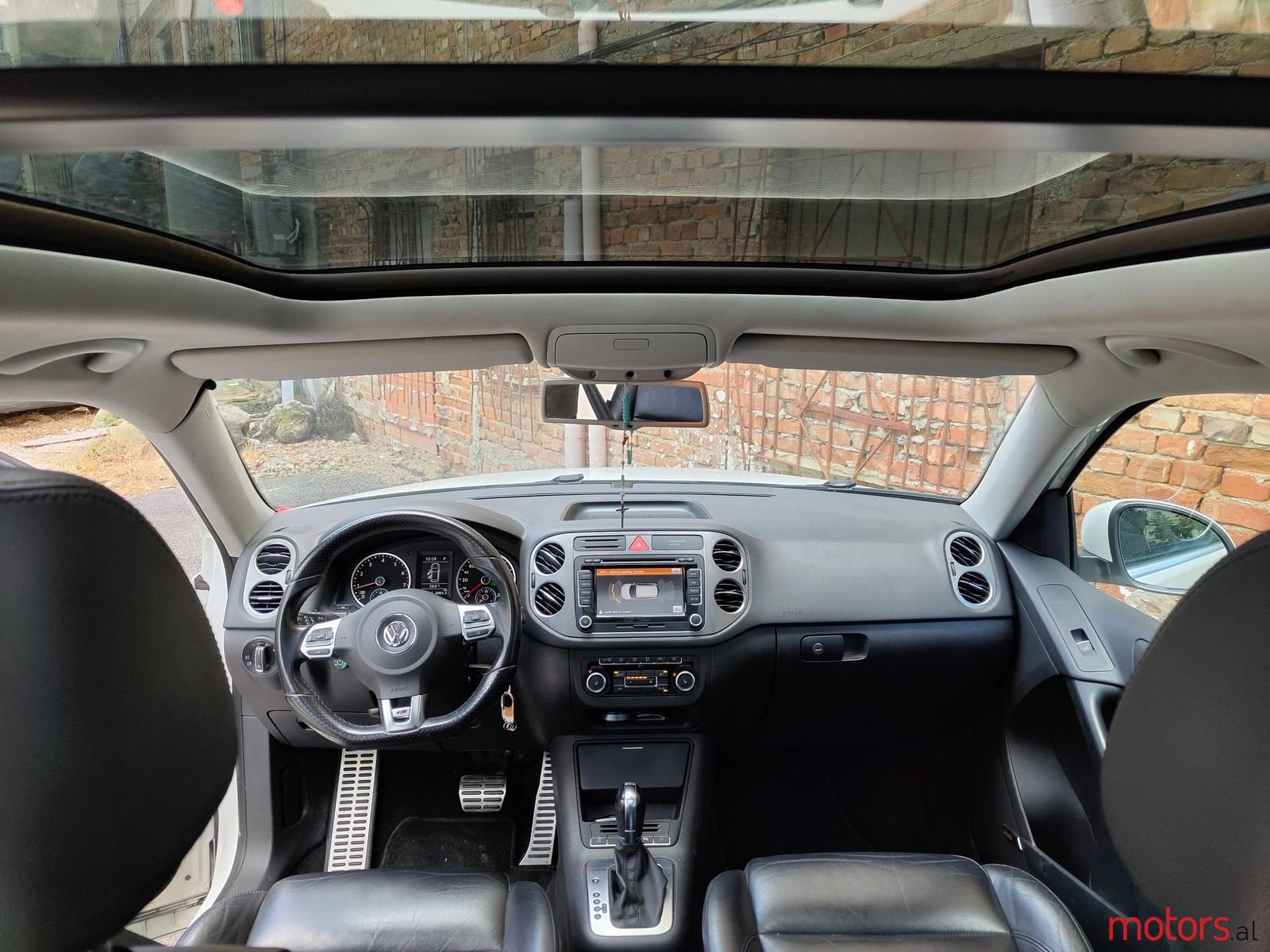 2011' Volkswagen Tiguan photo #1