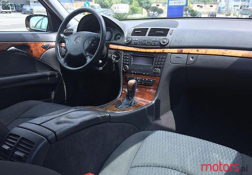 2004' Mercedes-Benz E 220 photo #1