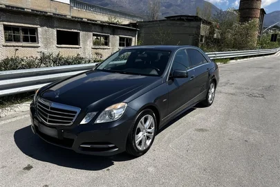 2011' Mercedes-Benz E 220