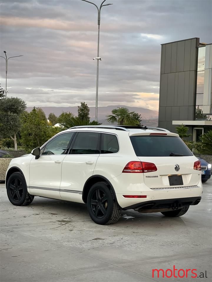 2012' Volkswagen Touareg photo #4