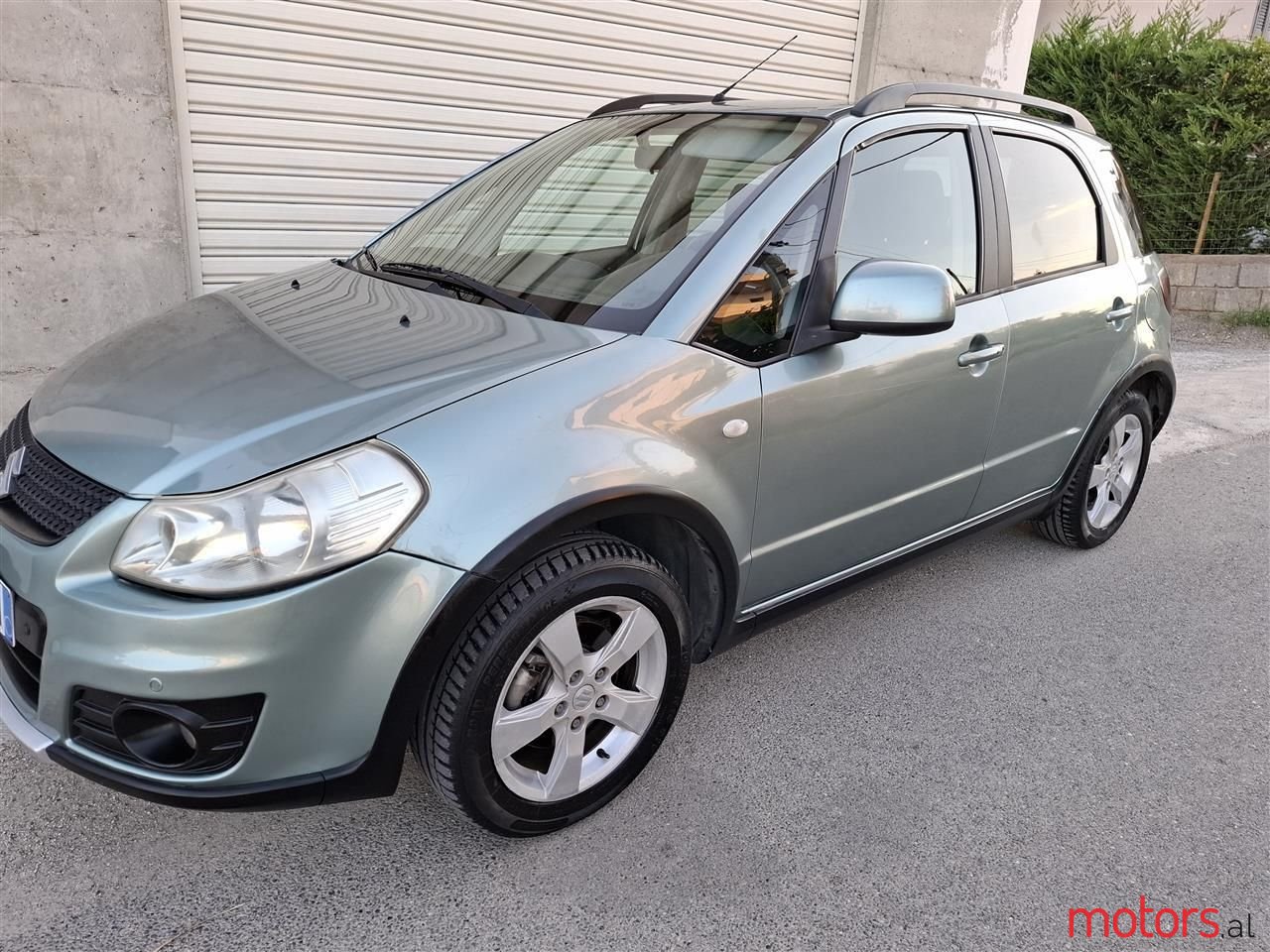 2012' Suzuki SX4 photo #1