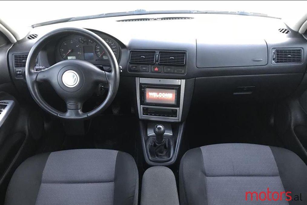 2002' Volkswagen Golf photo #1