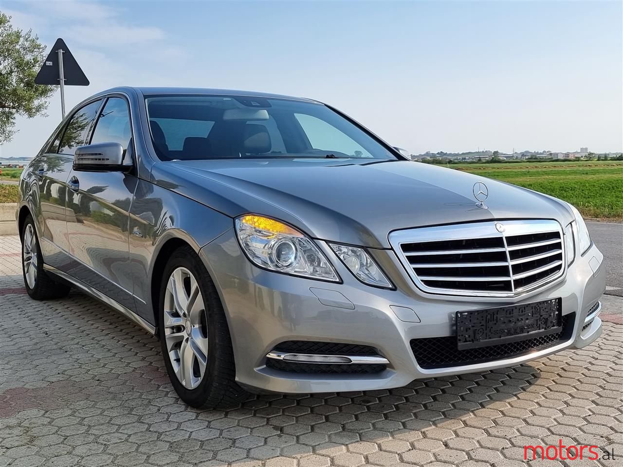 2011' Mercedes-Benz E 220 photo #1