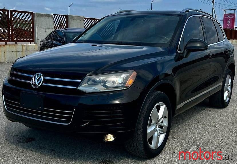 2013' Volkswagen Touareg photo #1