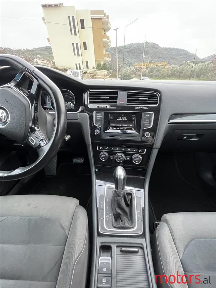 2016' Volkswagen Golf photo #2