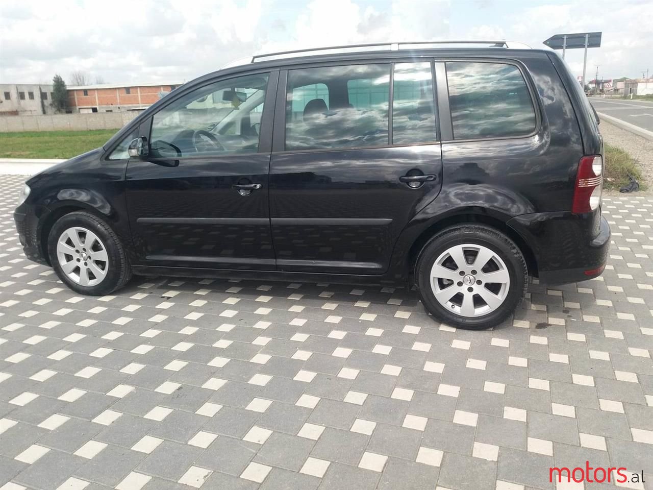 2007' Volkswagen Touran photo #3