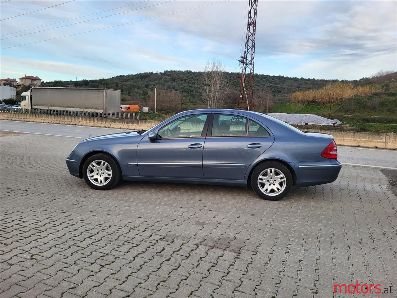 2005' Mercedes-Benz E 220 photo #6