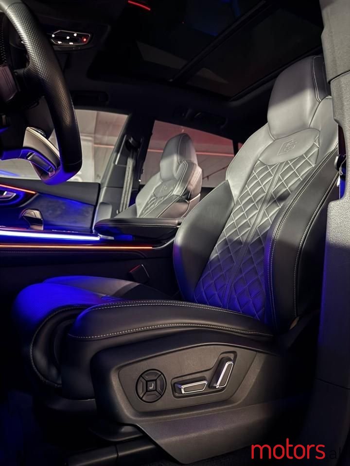 2019' Audi Q8 photo #5