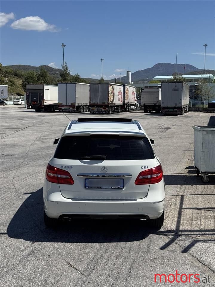 2013' Mercedes-Benz B 200 photo #5