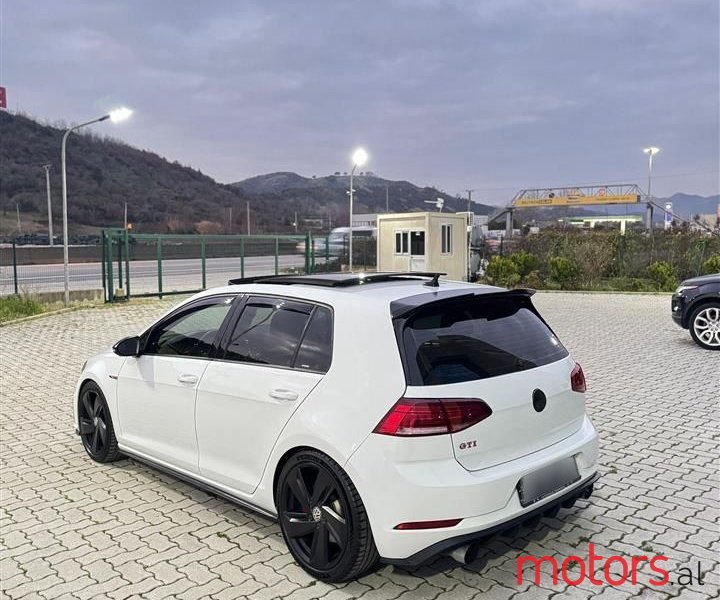 2019' Volkswagen Golf photo #3