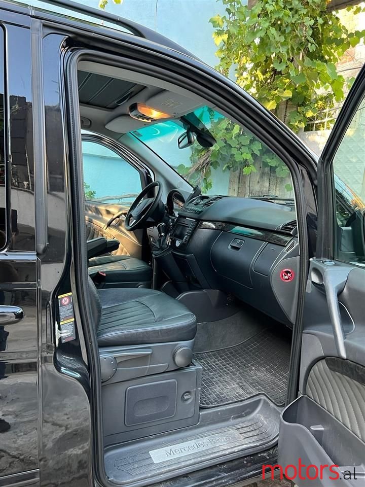 2011' Mercedes-Benz 300 photo #2