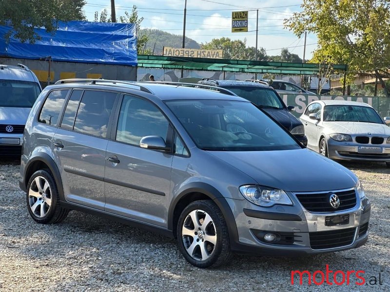 2009' Volkswagen Touran photo #6