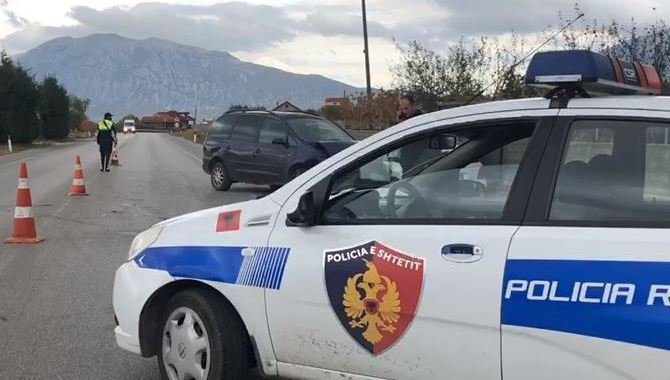 Aksident i rëndë! Makina del nga rruga dhe përfundon në kanal, humb jetën punonjësi i policisë, plagosen dy të tjerë