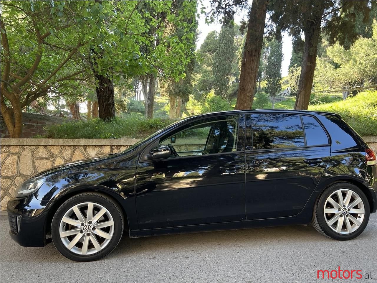 2009' Volkswagen Golf photo #2