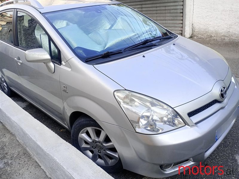 2004' Toyota Corolla Verso photo #5