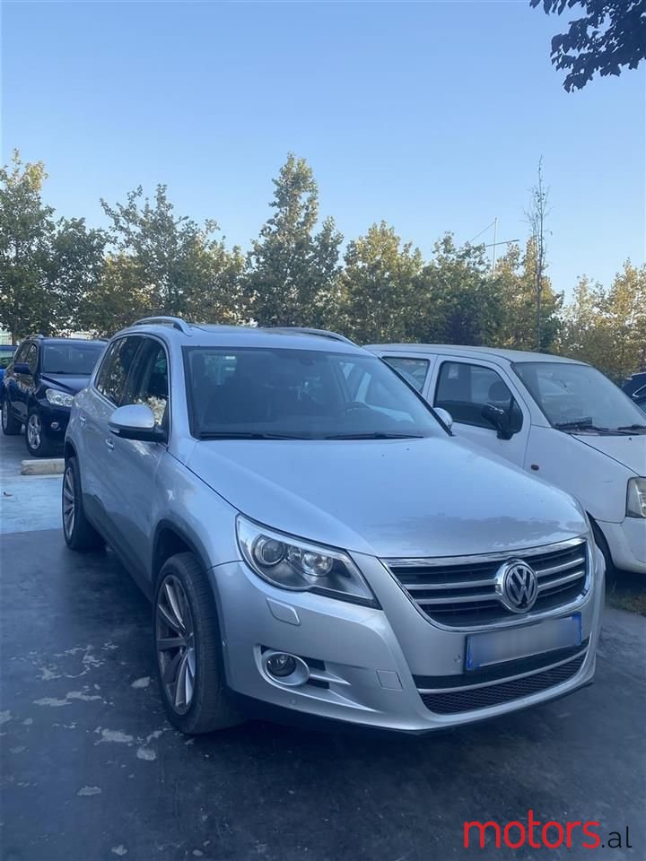 2011' Volkswagen Tiguan photo #1