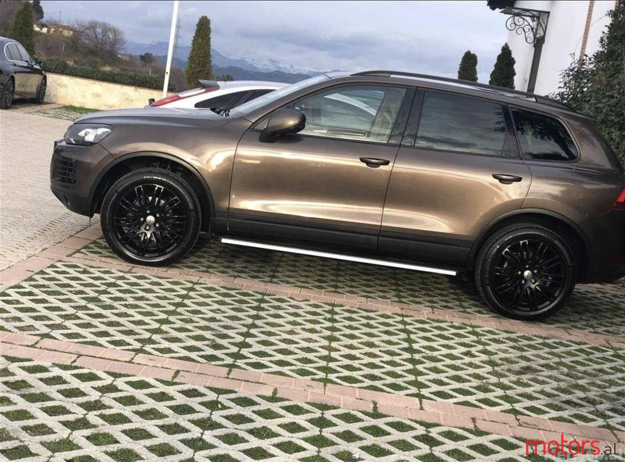 2011' Volkswagen Touareg photo #1