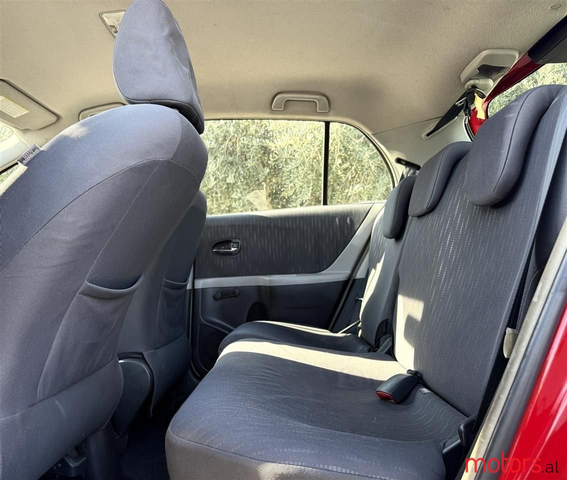 2010' Toyota Yaris photo #2