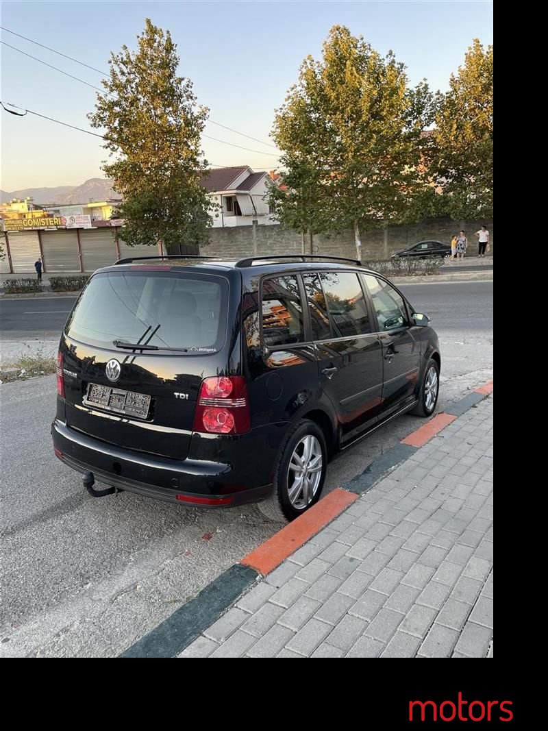 2009' Volkswagen Touran photo #4