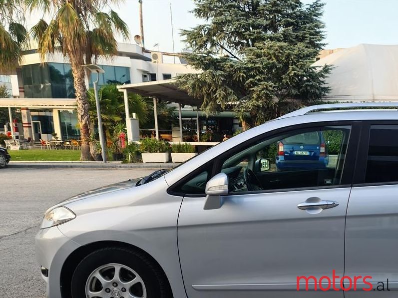 2005' Honda FR-V photo #4