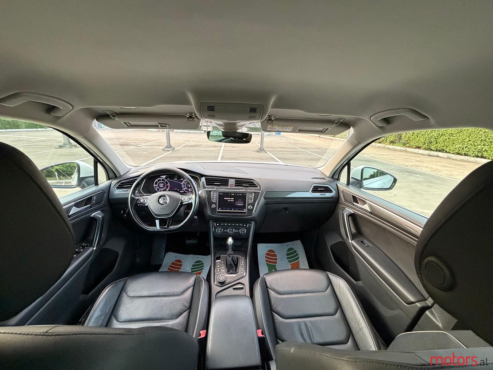 2017' Volkswagen Tiguan photo #2