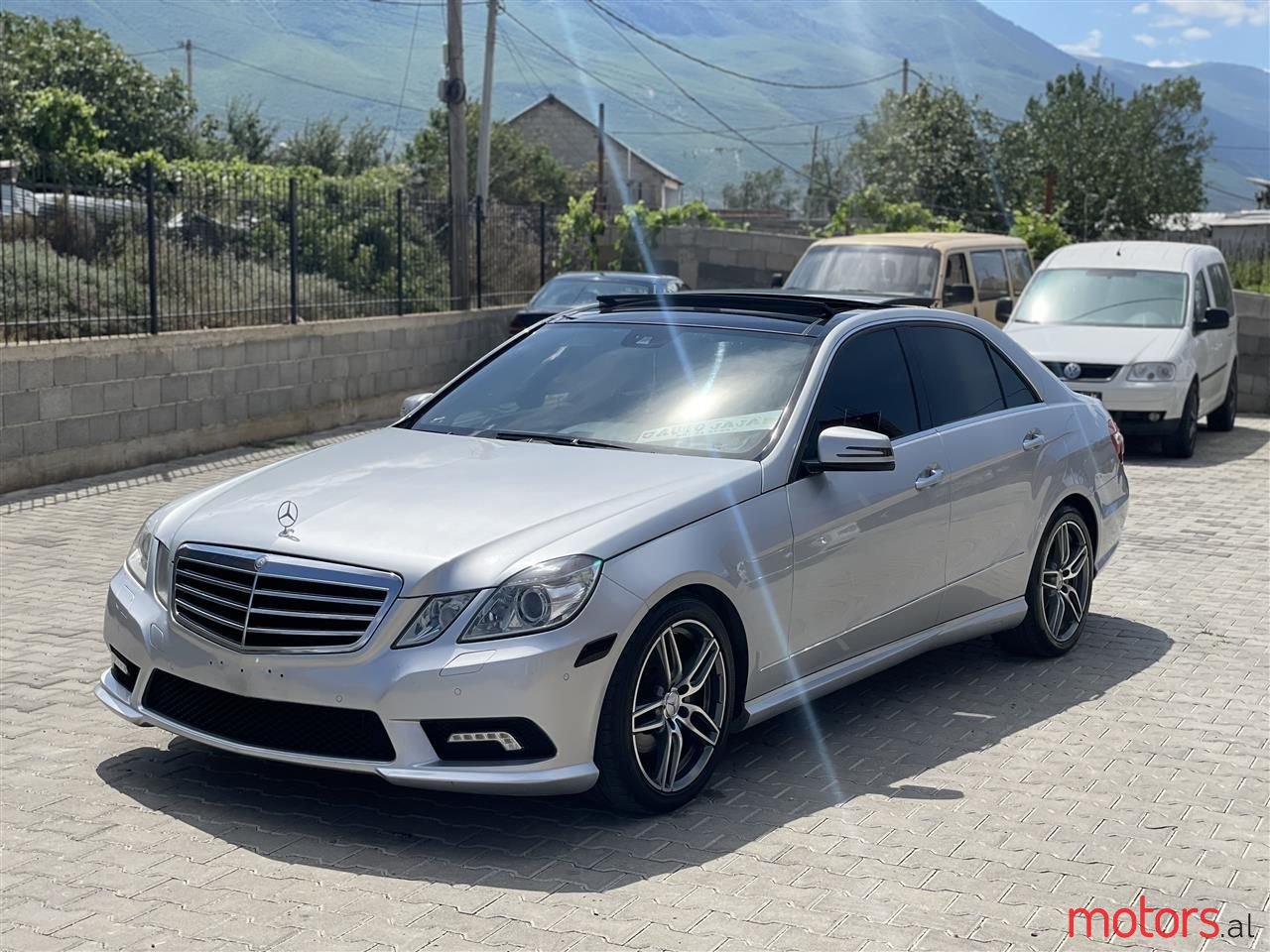 2011' Mercedes-Benz E 350 photo #1