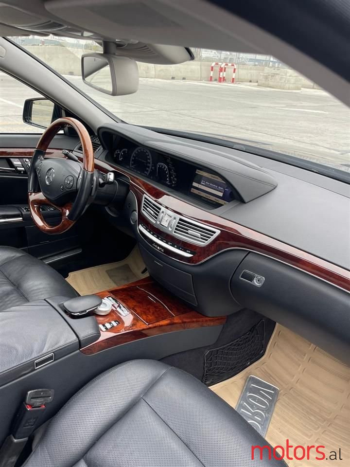 2011' Mercedes-Benz S 550 photo #5