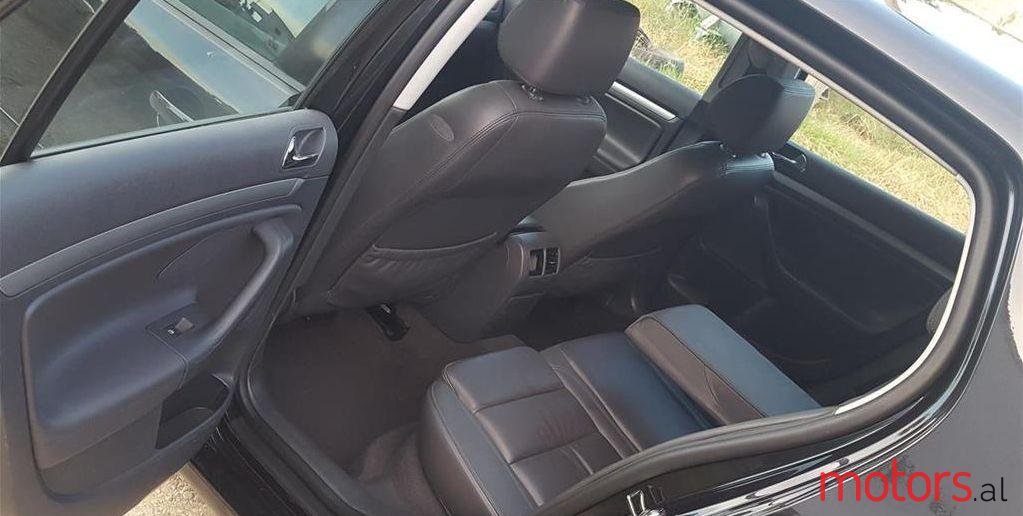 2004' Volkswagen Golf photo #2