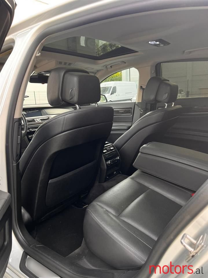 2010' BMW 740 photo #6