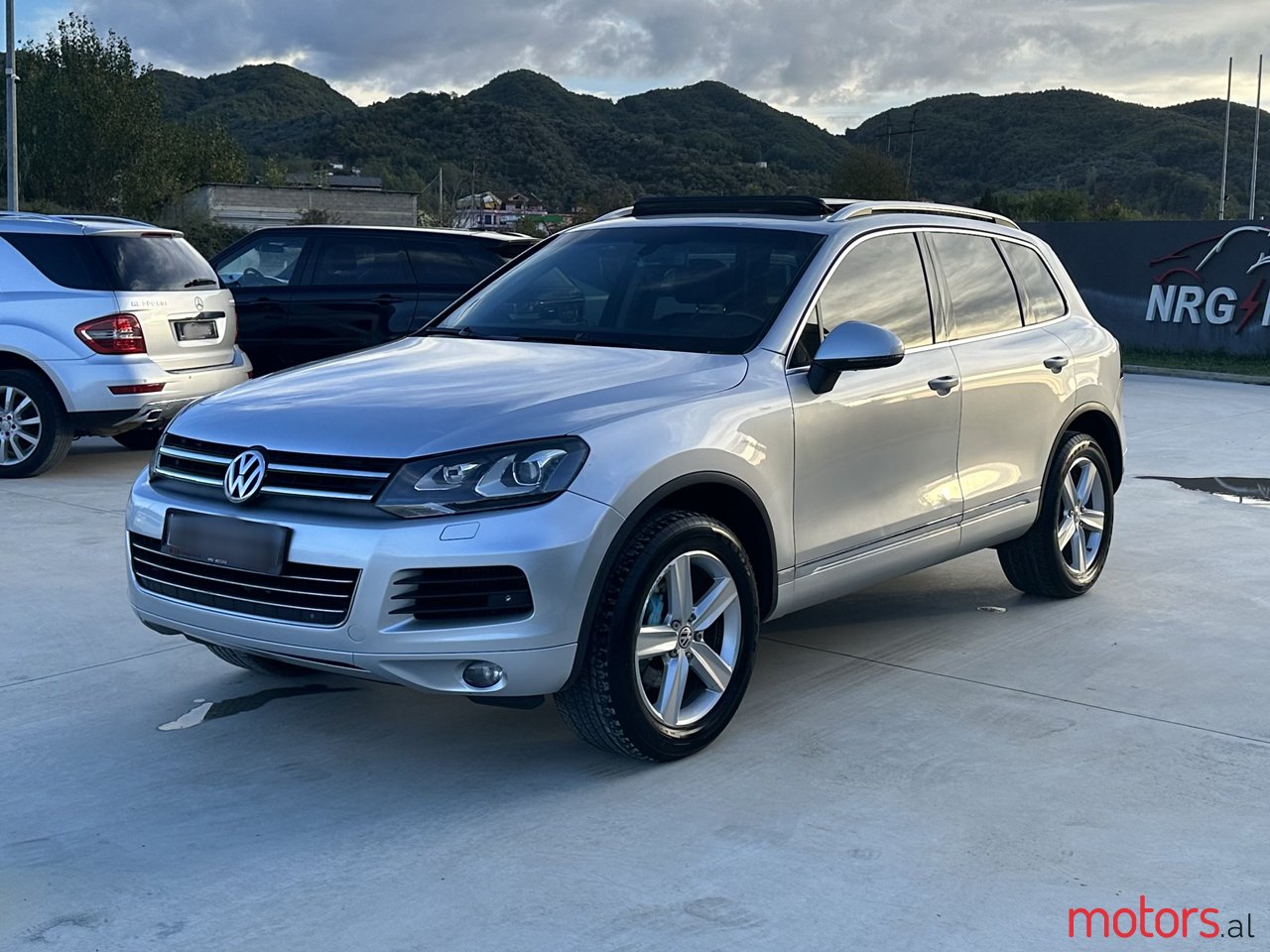 2013' Volkswagen Touareg photo #1