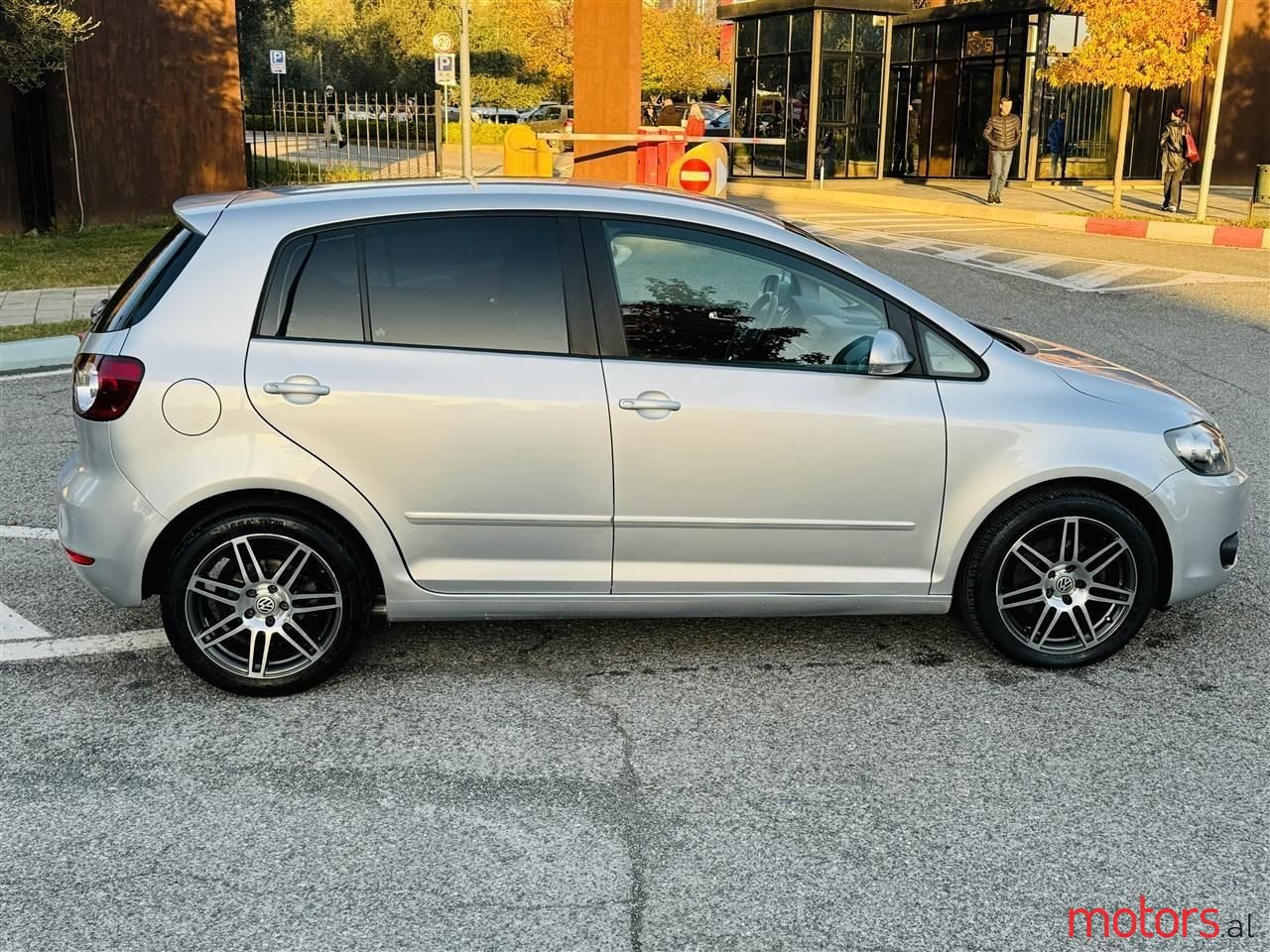 2011' Volkswagen Golf Plus photo #1