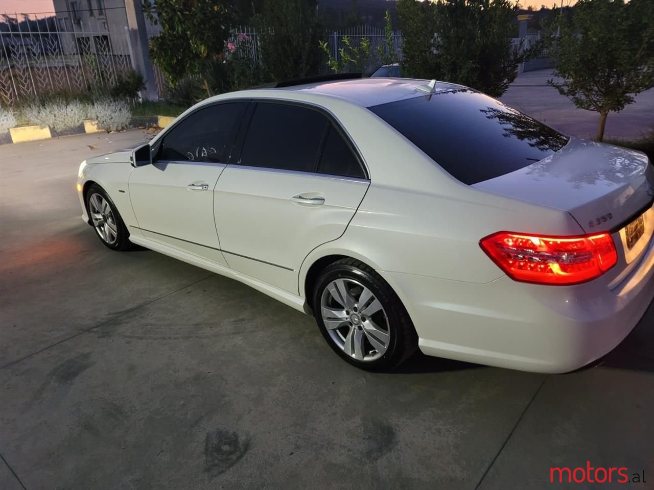 2011' Mercedes-Benz E 350 photo #6