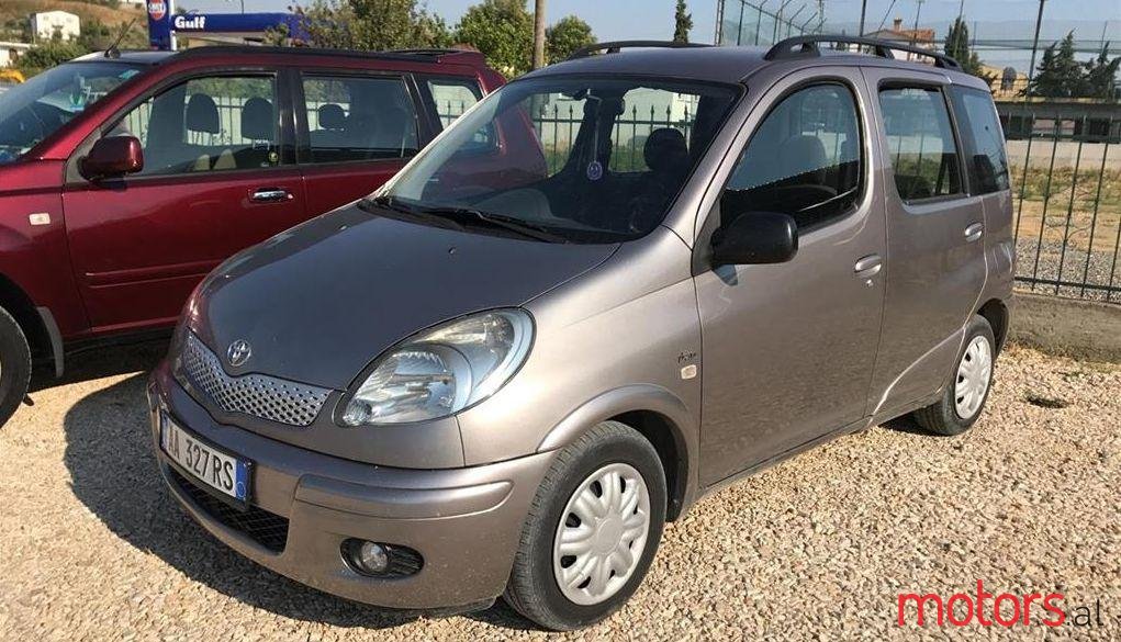 2004' Toyota Yaris photo #2