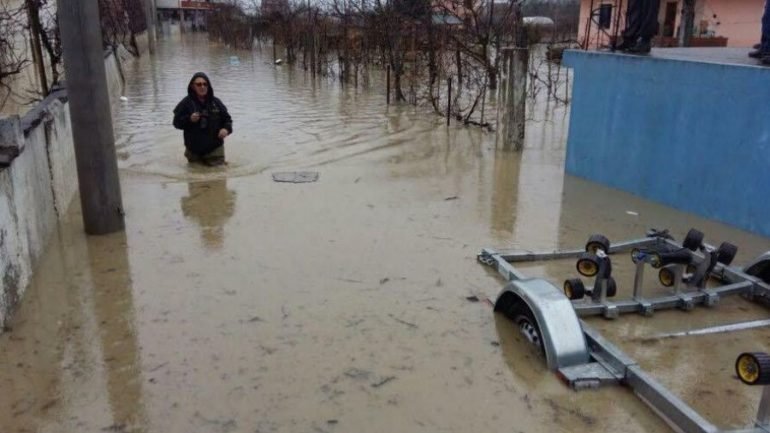 Qindra banesa nën ujë, pa drita dhe ushqim, ja situata më e fundit në Shkodër