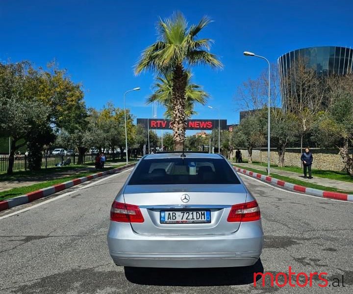 2011' Mercedes-Benz E 200 photo #2